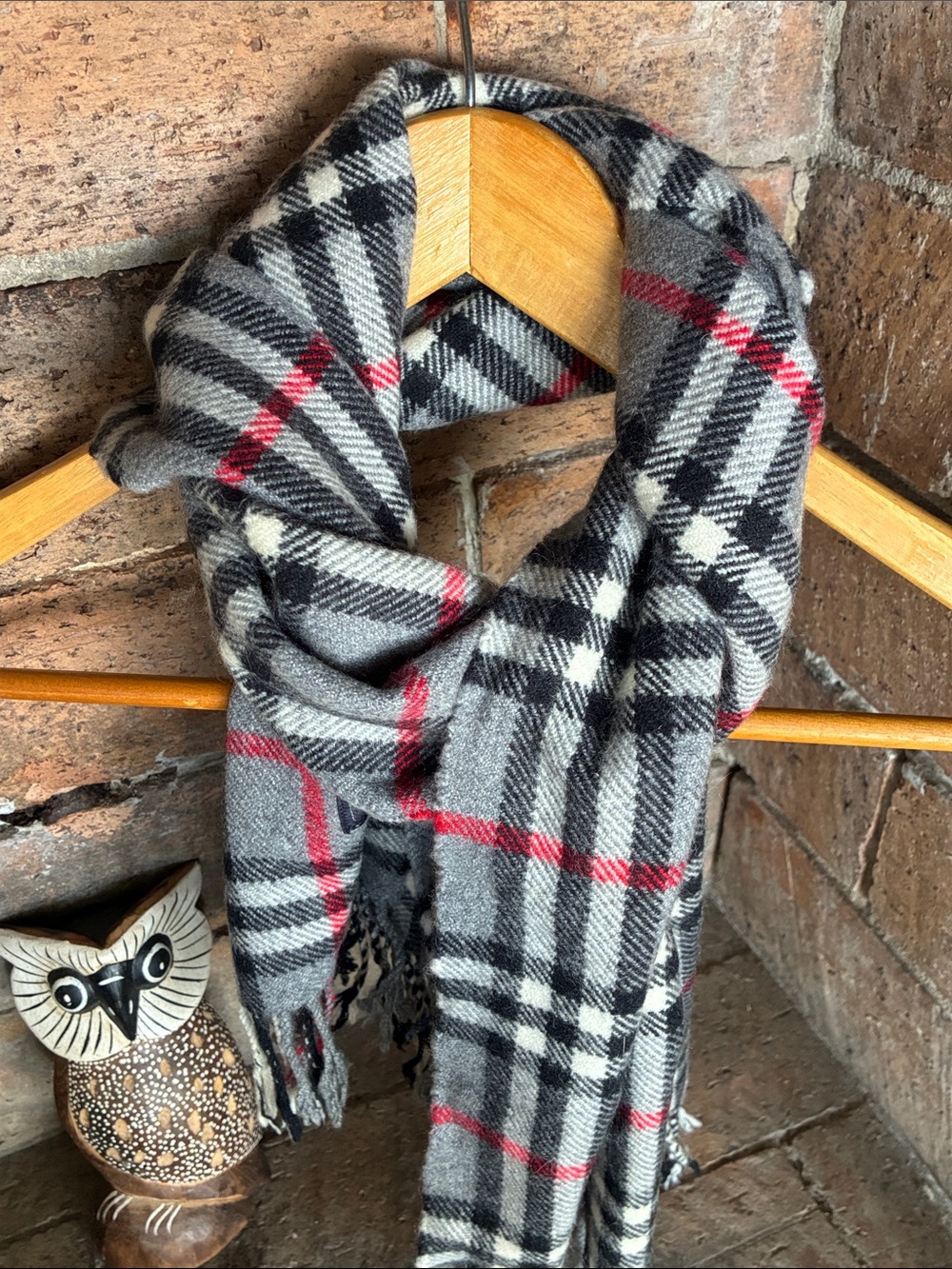 🖤 Burberry Gray and Red Plaid Scarf EUC Unisex - Picture 13 of 17